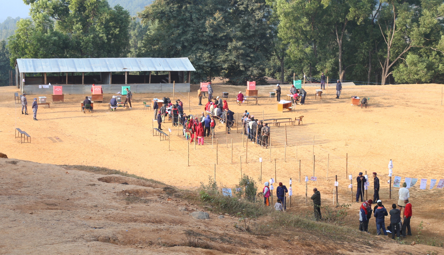 मतदान गर्न लामबद्ध सर्वसाधारण