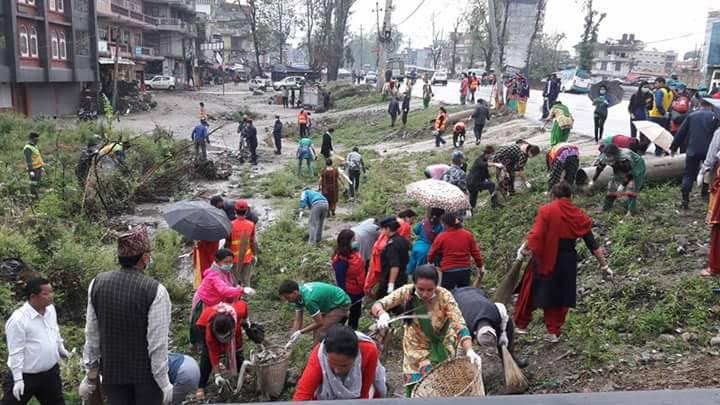 एक सय दुई वर्षीय वृद्ध : सफाइ अभियानमा प्रेरणा जगाउँदै