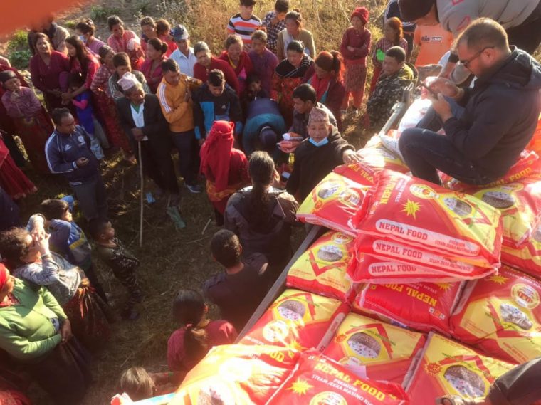  फिड द हङ्ग्री नेपाल द्वारा कागेश्वरीको गागलमा राहत वितरण