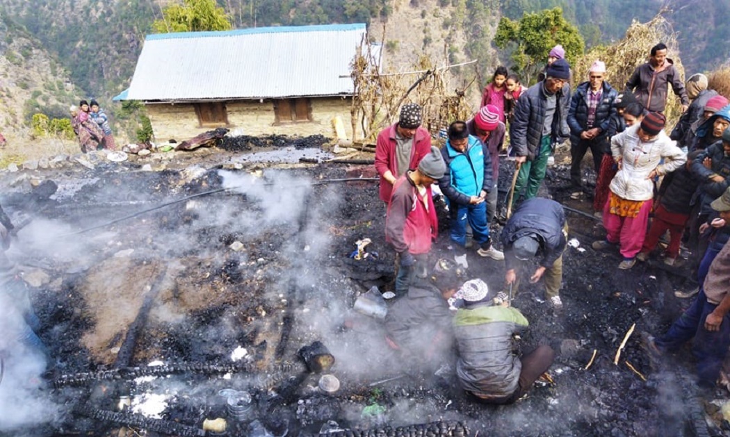 ओखलढुंगा श्रीचौरका दुई घरमा आगलागी,२५ लाख बढिको क्षति भएको अनुमान