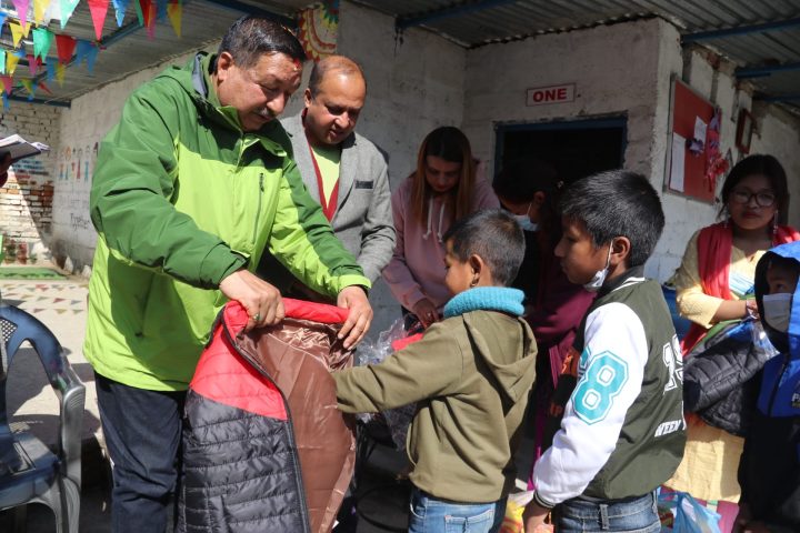 सरस्वती पुजाको  अवसरमा  चक्र स्मृति पाठशालामा अध्ययनरत बिद्यार्थीलाइ न्यानो कपडा वितरण