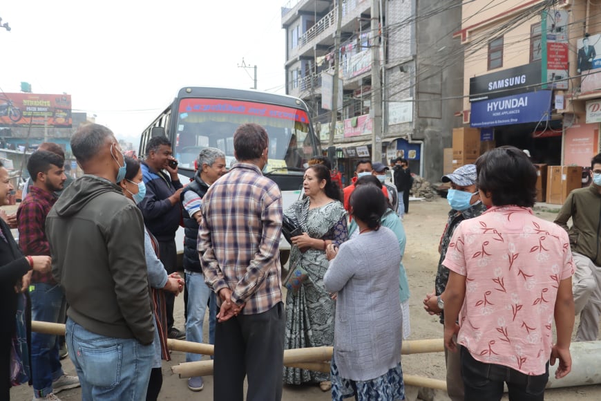 स्थानीय संगै सडक अवरुद्द गर्न पुगिन गोकर्णेश्वरकी उप प्रमुख शान्ती नेपाल