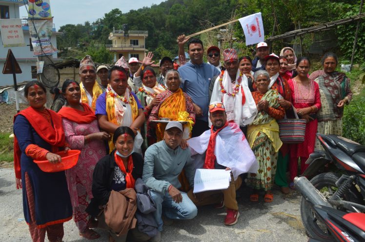 ज्येष्ठ  नागरिकको आशिर्वाद लिदै टोल टोलमा नेकपा एमाले गोकर्णेश्वर ३ का उम्मेदवारहरु