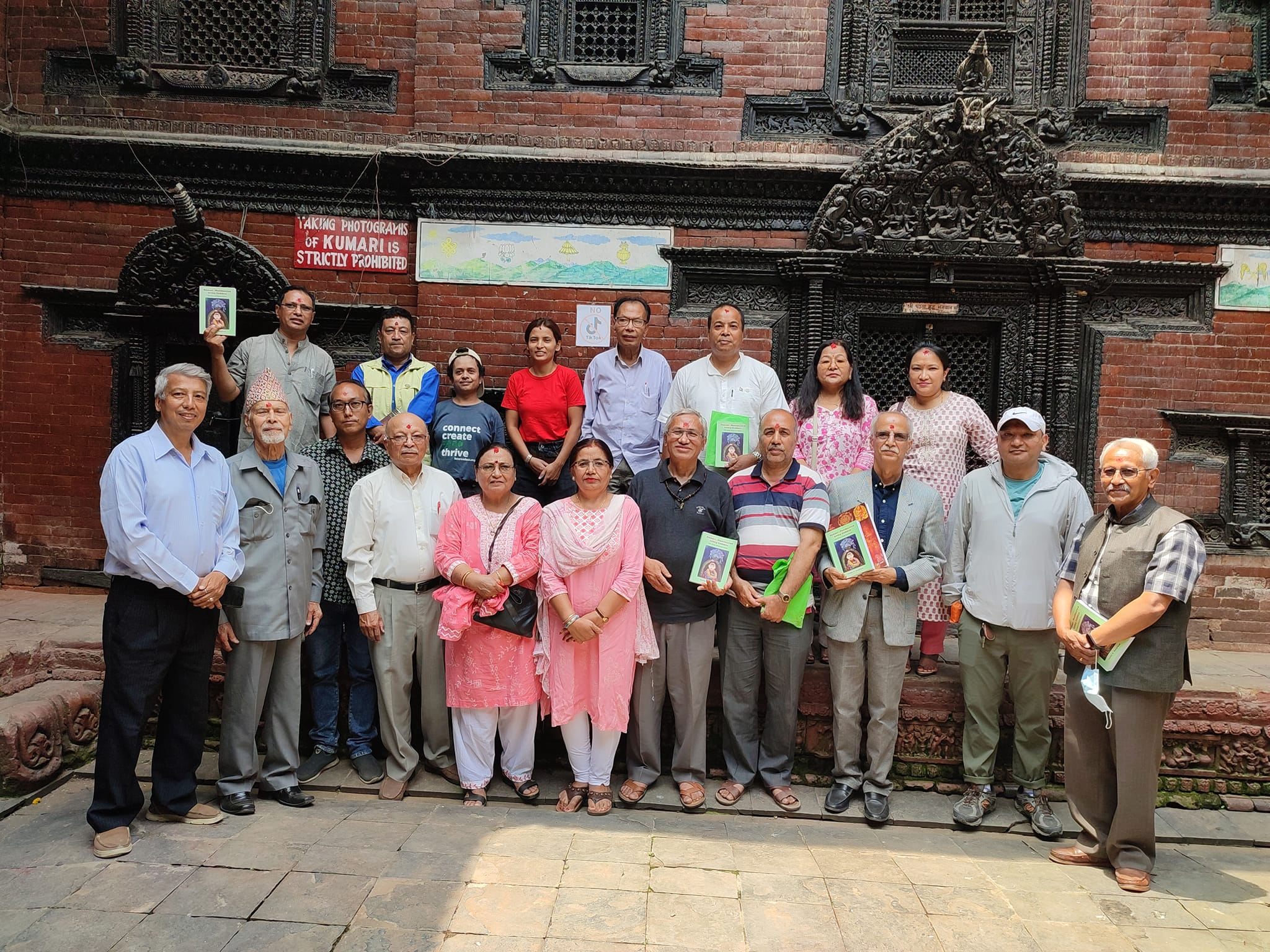 कुमारी: बहुमुखी साक्षात् देवी (सर्वोच्च शक्तिको स्रोत) पुस्तक अंग्रेजीमा प्रकाशित