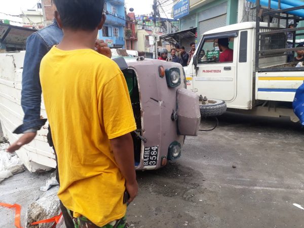 बुढानिलकण्ठ नगरपालिका वडा नं १२ फैका चोकमा टेम्पु दुर्घटना