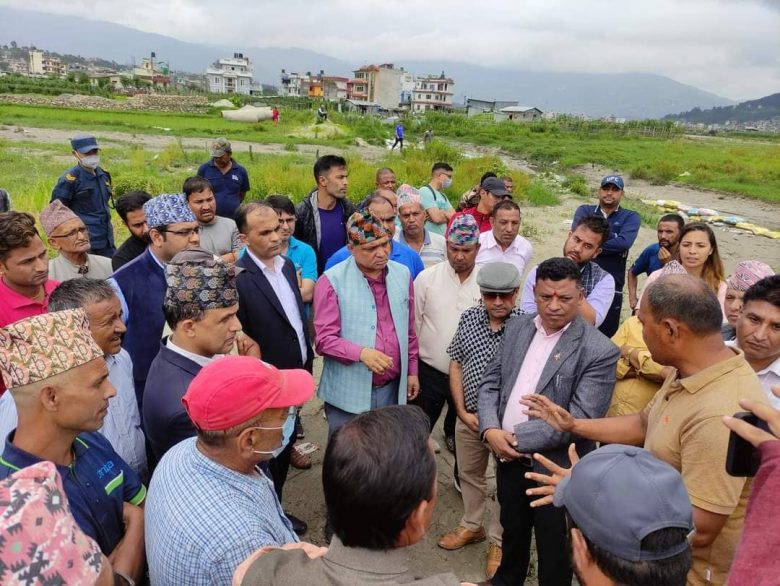 मनोहरा खोलाको बहाव बढे संगै सतर्कता अपनाउन तीन नगर प्रमुखको अपिल