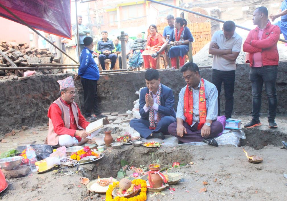 पूर्वप्रमुख विद्यासुन्दर शाक्यद्धारा काठमाडौं महानगर वडा नं  २१ मा कृष्ण मन्दिरको शिलान्यास