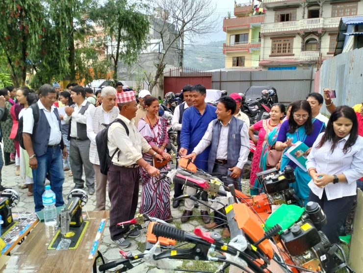 शंखरापुर नगरपालिका द्वारा  लघु उद्यमीलाई प्राबिधिक उपकरण  हस्तान्तरण