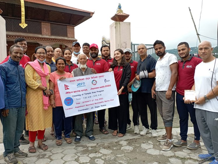 कागेश्वरीमा मनोहरा जेसिज द्वारा  मन्दिर सरसफाई