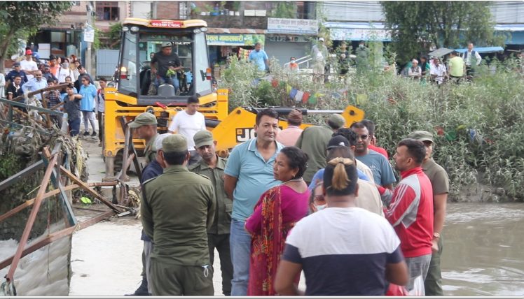 बाढीले क्षति पुर्याएको माकलबारी जोड्ने सानो पुलको निरिक्षणमा गोकर्णेश्वरका जनप्रतिनिधि