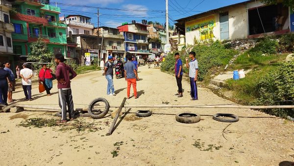 कागेश्वरी मनोहरा -५ थलीका स्थानीय आन्दोलित ,सडक खण्ड बन्द