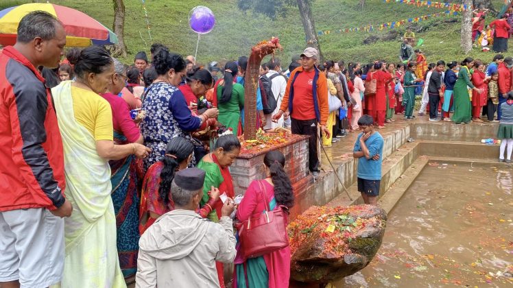 चन्द्रागिरि नगरपालिका–१ दहचोक स्थित इन्द्रदहमा  भक्तजनहरुको भिड