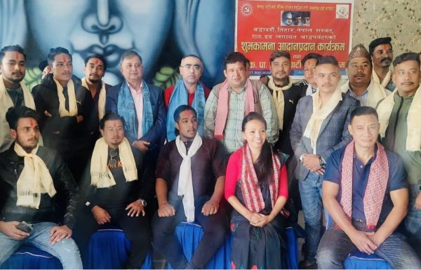 काठमाण्डौ क्षेत्र नं ५ का दर्जनौ नेकपा एमालेमा प्रवेस ,वरिष्ठ उपाध्यक्ष ईश्वर पोखरेलद्वारा स्वागत