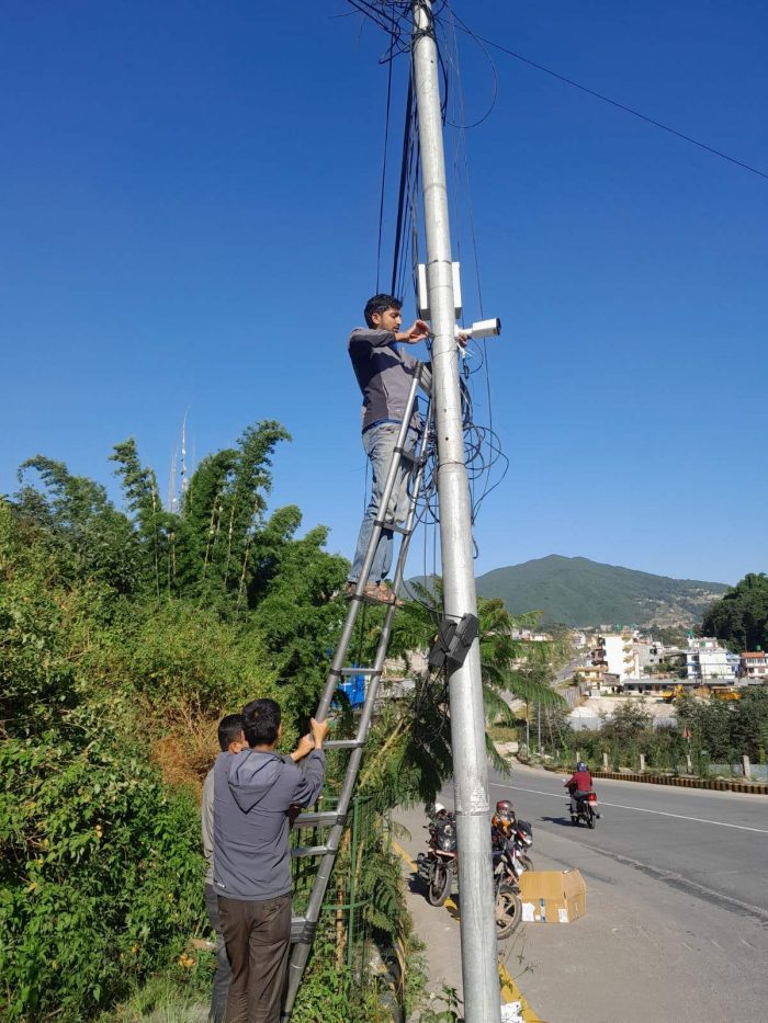 शंखरापुरको इन्द्रायणी महादेव खोला पुल देखि सलम्बुटार ओरालो सम्मको मूल सडकमा सिसिटिभी क्यामरा जडान गरिदै