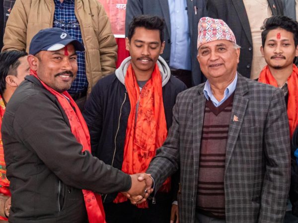 काठमाण्डौ-५ मा गठबन्धनलाई झट्का,नगर प्रमुख उम्मेदवार सहित दर्जनौ माओवादी नेता एमालेमा