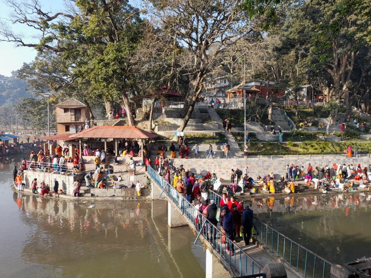 गोकर्णेश्वर नगरपालिका ४ कान्ति भैरब उत्तर बाहिनीमा पितृमोक्षका लागि श्राद्ध गर्नेको भिड