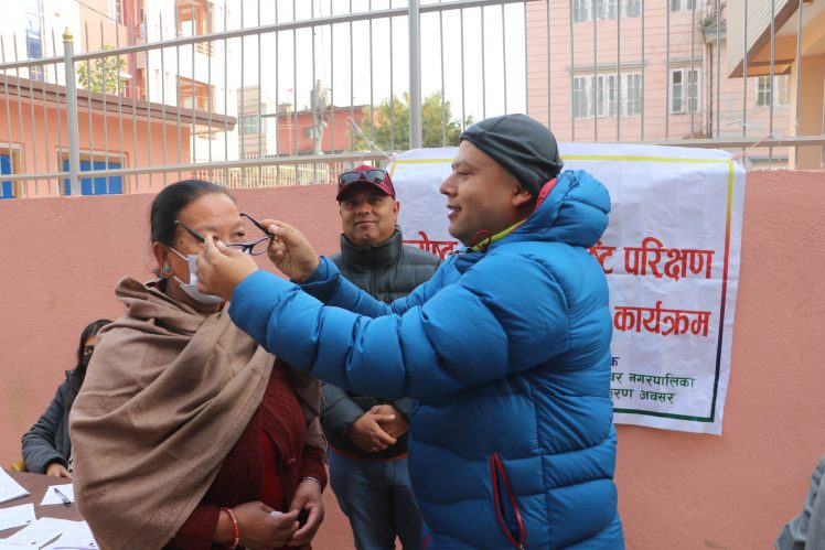 गोकर्णेश्वर -९  मा ज्येष्ठ नागरिकहरुको दृष्टि परिक्षण तथा निःशुल्क चस्मा वितरण कार्यक्रम सम्पन्न