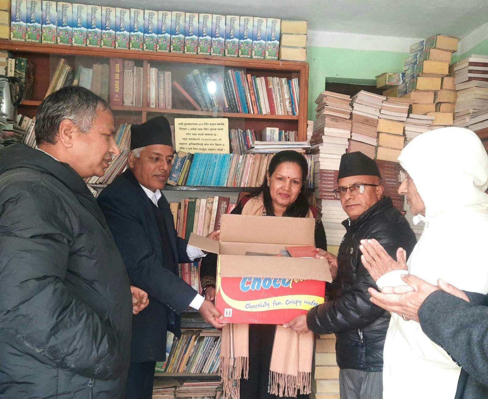 पूर्ण प्रकास नेपाल यात्री पुस्तकालयलाई बुढानिलकण्ठ-१२ को  पुस्तक सहयोग