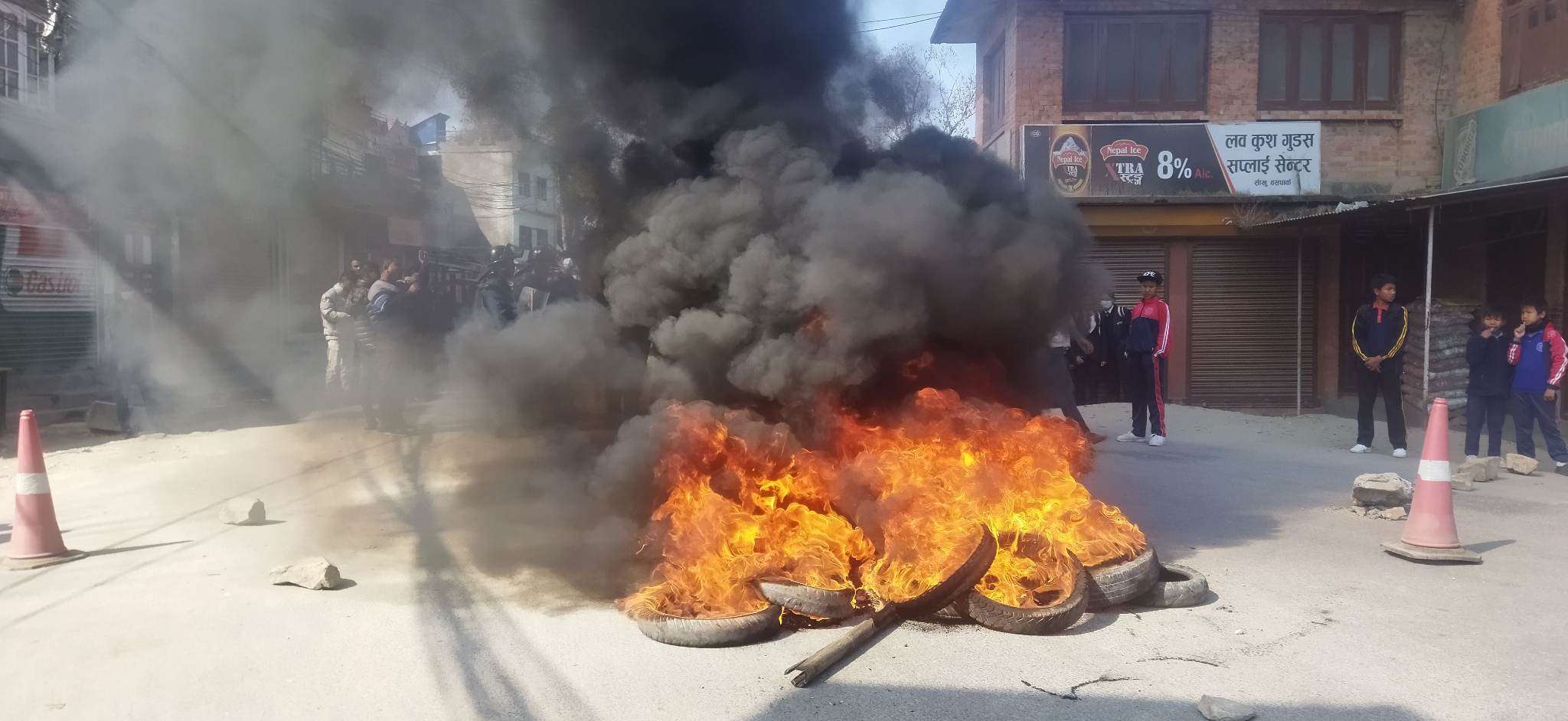 टिपर आतंकको बिरुद्दमा साँखुबासी आन्दोलित, सवारी साधन बन्द