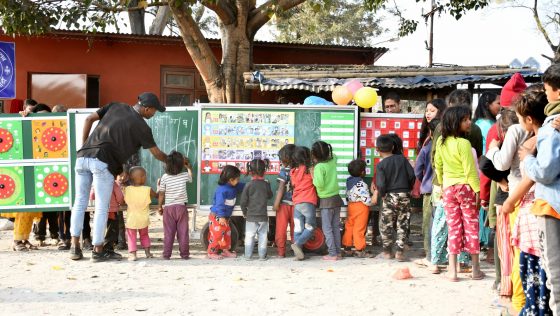 सडकसँग आवद्ध बालबालिकाका लागि मोबाइल स्कुल सञ्चालन