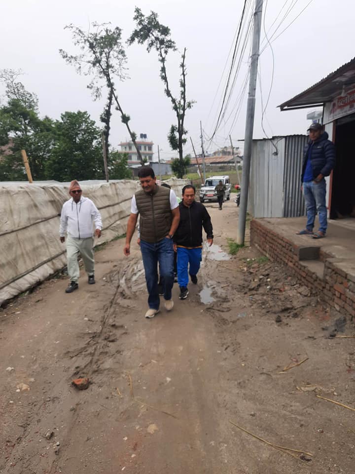 गोकर्णेश्वर प्रमुख  दिपक रिसाल सहितको टोली  द्वारा जन्तरे खहरे खोला क्षेत्र निरीक्षण