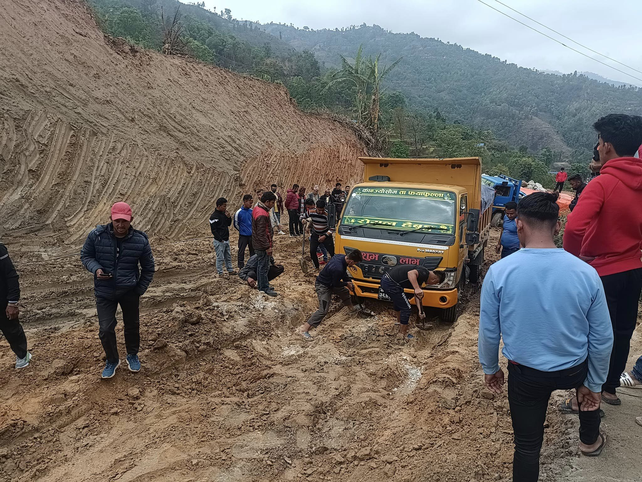 काठमाण्डौ क्षेत्र नं २ मा छाप भन्ज्याङ सडकको बेहाल,सवारी साधन र यात्रुहरुलाई सास्ती