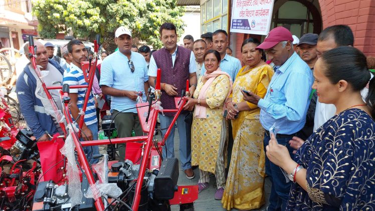  गोकर्णेश्वर नगरपालिका द्वारा  ५० प्रतिशत अनुदानमा कृषकहरुलाइ हाते ट्रयाक्टर प्रदान