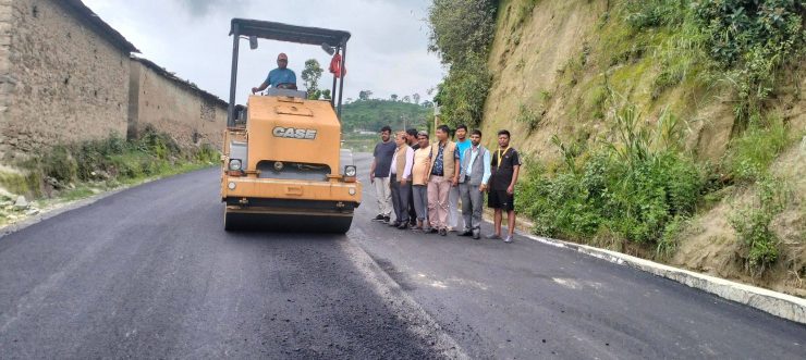 शंखरापुर नगरपालिका वडा नं १ को मूल सडक निरीक्षण गर्दै नगर प्रमुख सहितको टोली