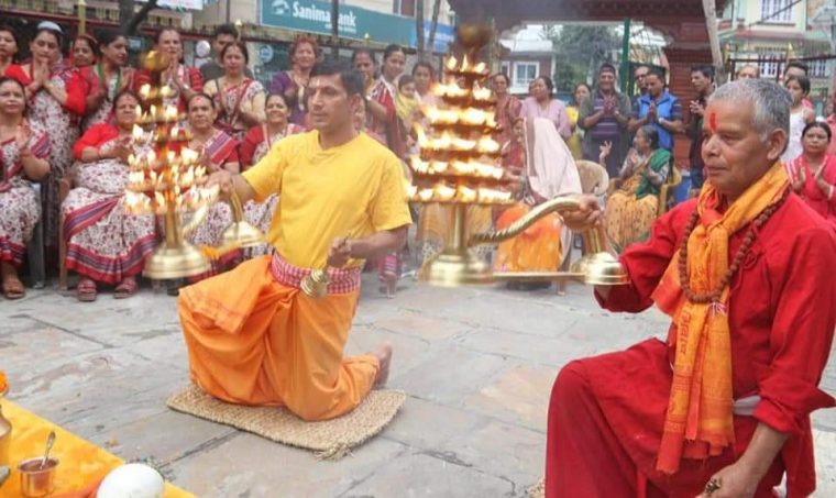 भागीरथी महिला समुह द्वारा  सर्वेश्वर महादेव मन्दिरमा आरती