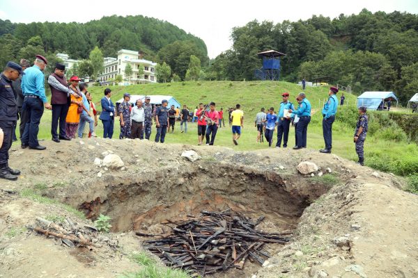 बरामद भएका ८ हजार ८ सय ९६ थान हातहतियार नष्ट ,रोहबरमा वडा अध्यक्ष राजु अधिकारी