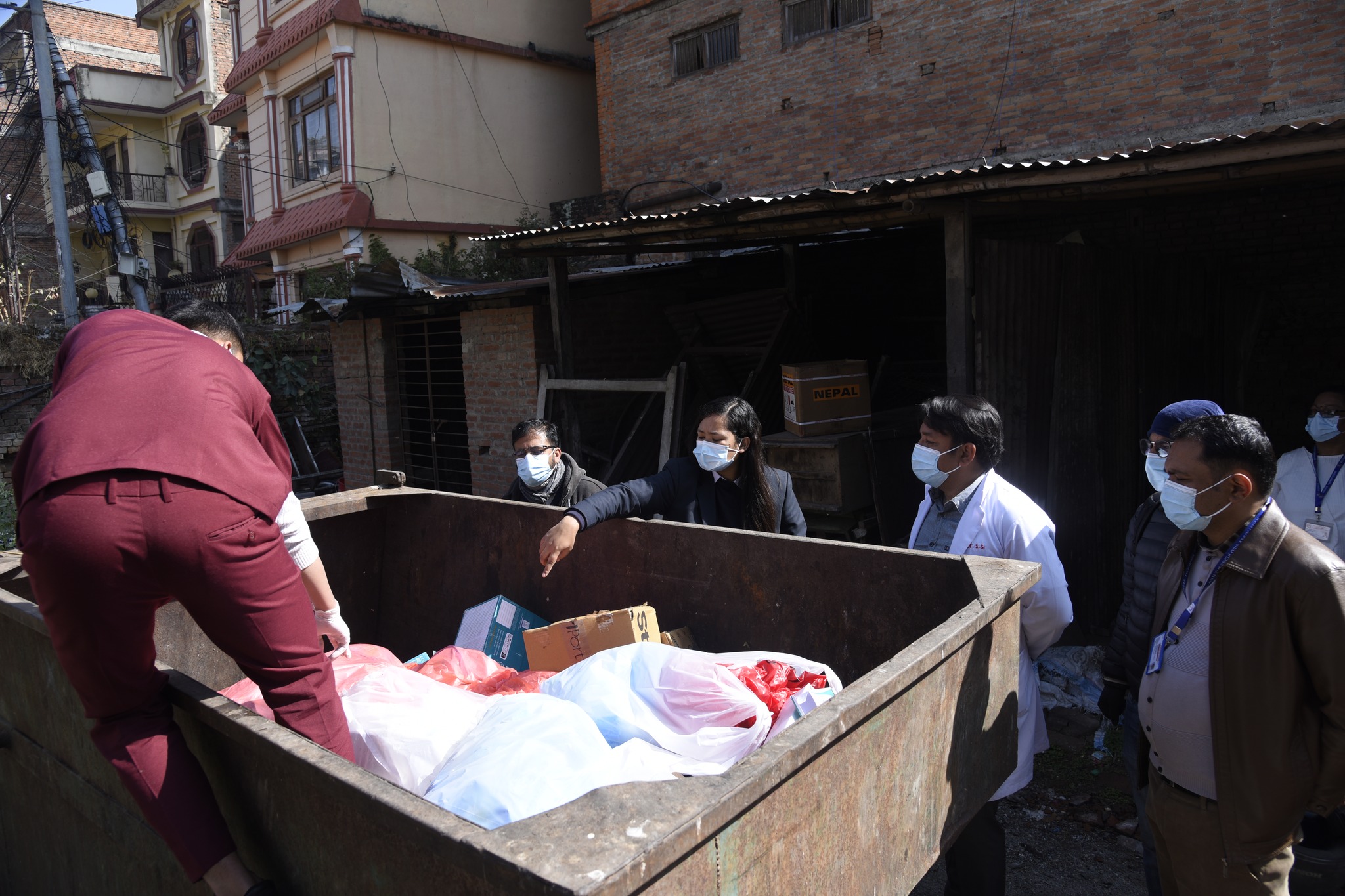 काठमाडौ महानगरले फोहोर संकलनमा रोक लगाएको अस्पतालहरुको संख्या १० पुग्यो