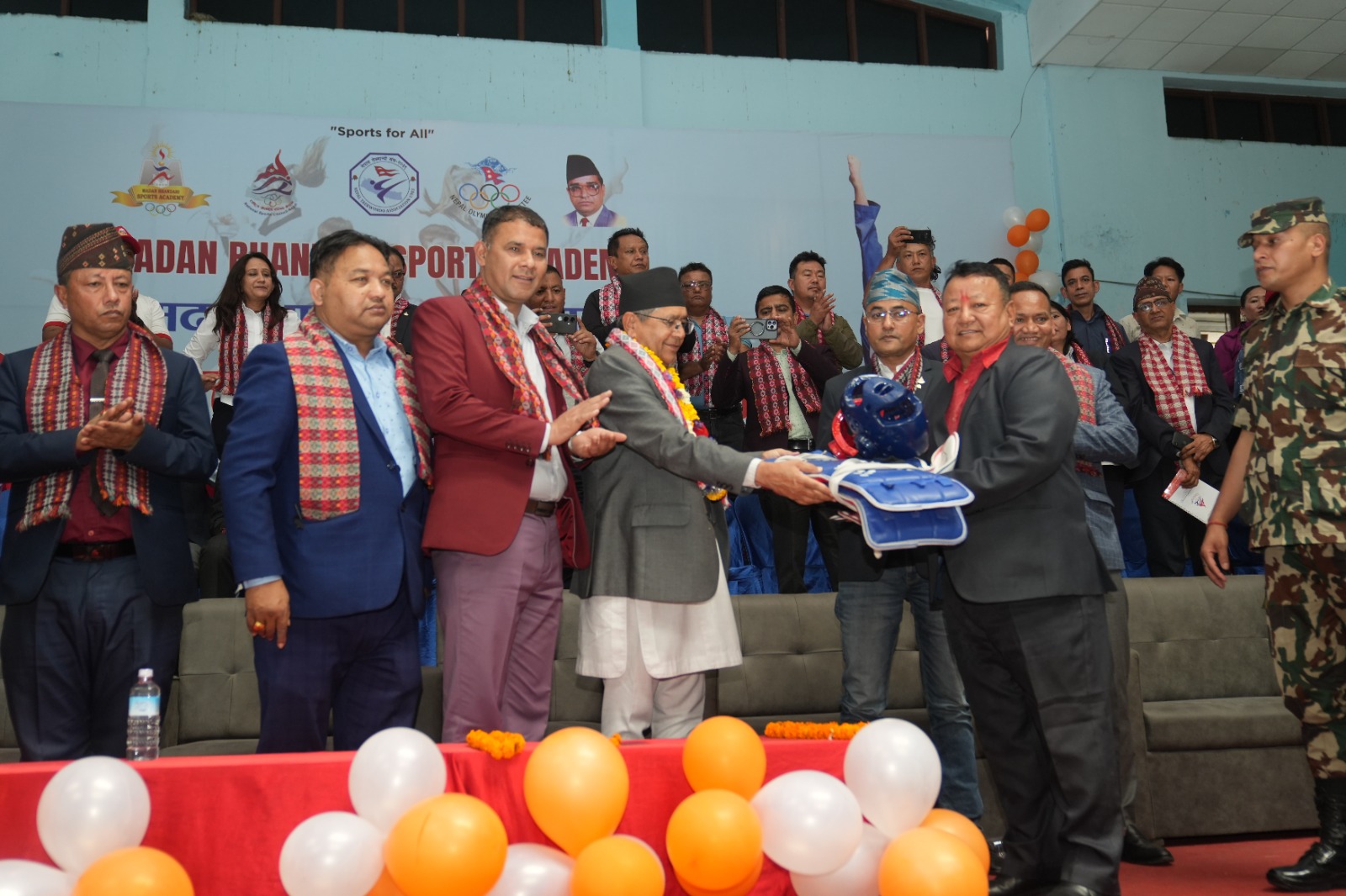 आयोजक एकेडेमी ६ स्वर्णसहित अगाडि