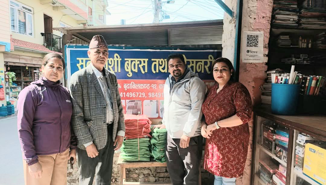 गडौलीखैरेनि माध्यमिक विद्यालयलाई मुरारी प्रसाद भण्डारीको शैक्षिक सामाग्री सहयोग
