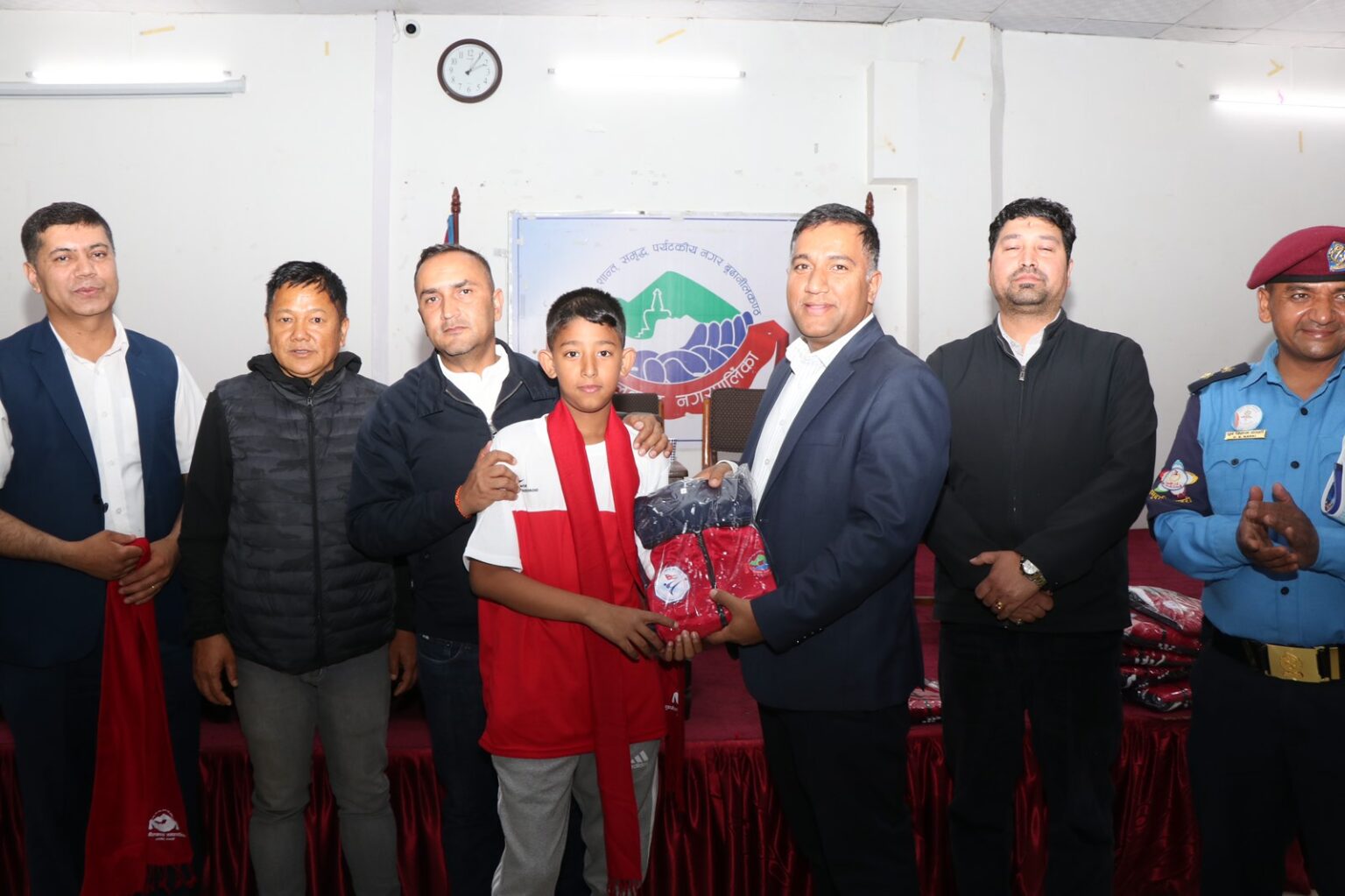 बुढानीलकण्ठ तेक्वान्दो खेलाडिहरुलाई ट्रयाकशुट हस्तान्तरण