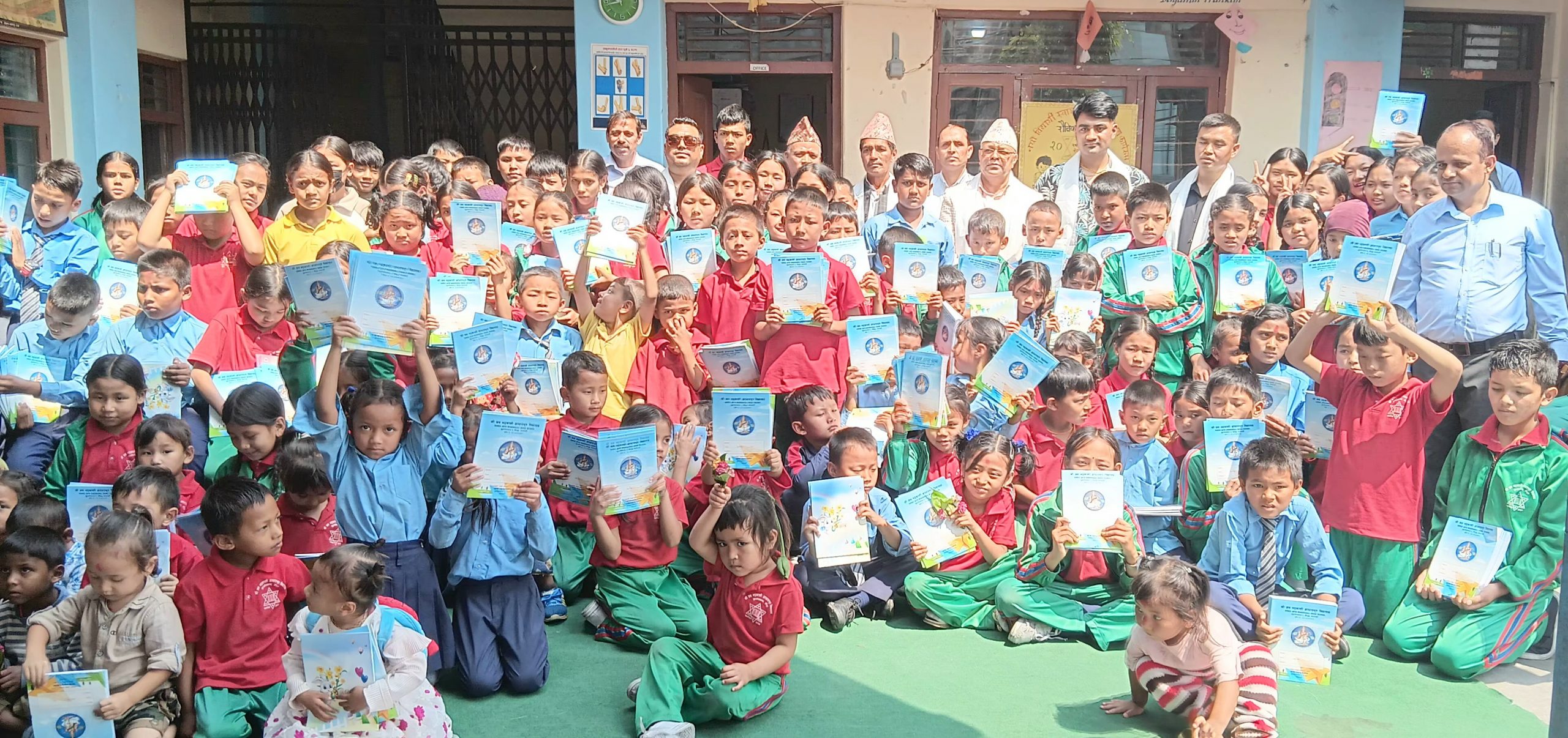 श्री जय भद्रकालीका विधार्थीहरुलाई कांग्रेस नेता इन्द्र बहादुर थापाको शैक्षिक सामाग्री सहयोग
