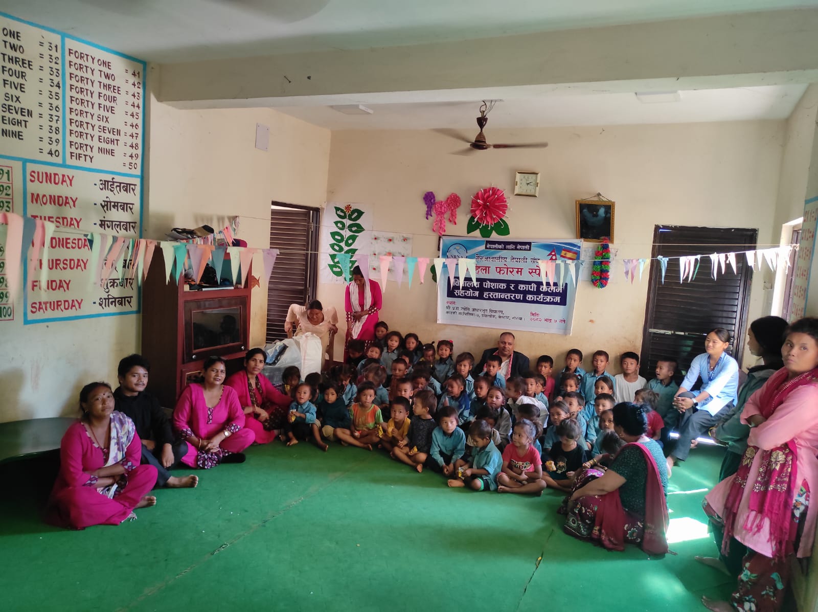 एनआरएनए स्पेनको महिला फोरमबाट गोरखाको प्रजा ज्योति विद्यालयमा शैक्षिक सामग्री वितरण