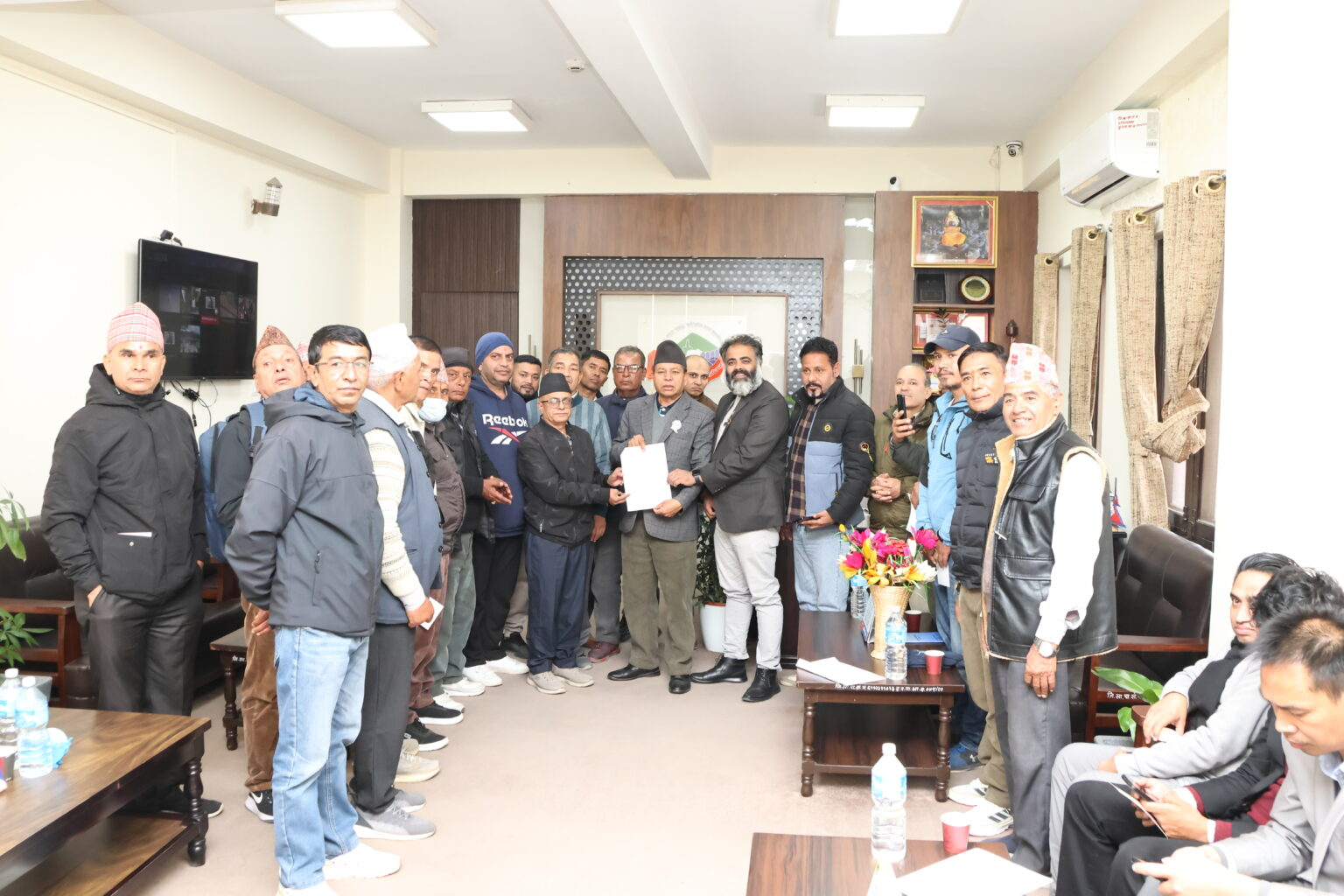 मिलनचोक देखि साततले सम्म बक्स कल्भर्ट निर्माणको माग गर्दै वडा नं १० का स्थानीय नगरपालिकामा