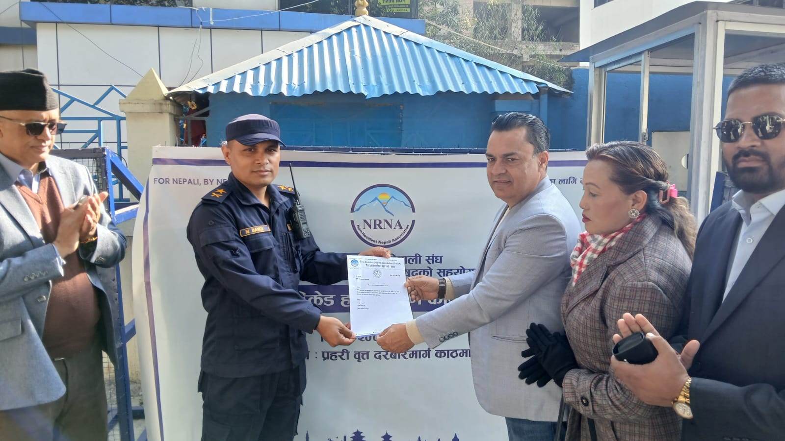 एनआरएनएद्वारा प्रहरी वृत्त दरबारमार्गलाई ब्यारिकेड हस्तान्तरण