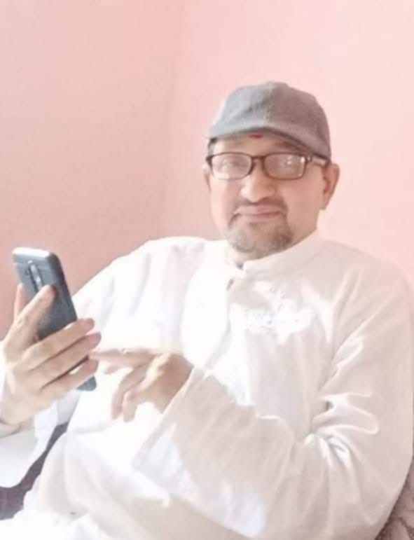 देश लुटिदैछ : महेशराज खरेल (कविता )