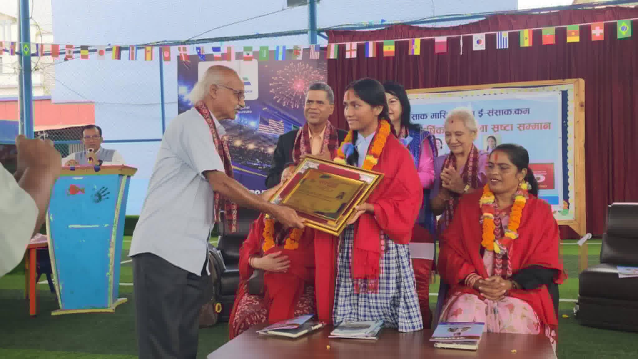 बाल विकास बोर्डिङ हाई स्कुलकी अञ्जना गिरी सम्मानित 